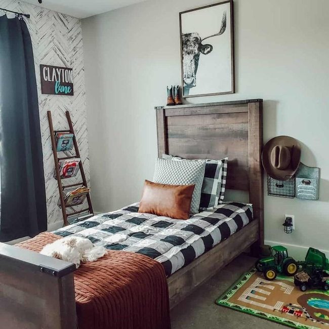 Dark Wood Bed, Buffalo Check