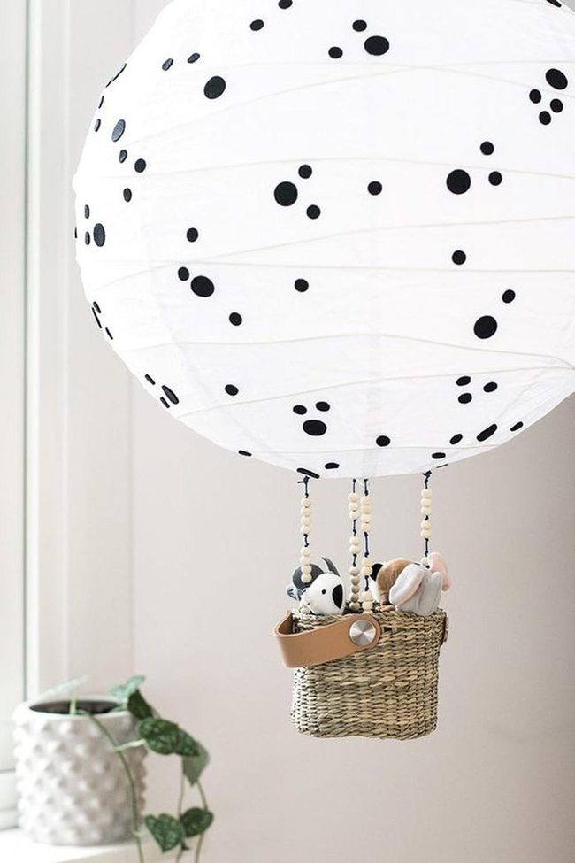 Floating Balloon Fixture With Hanging Basket