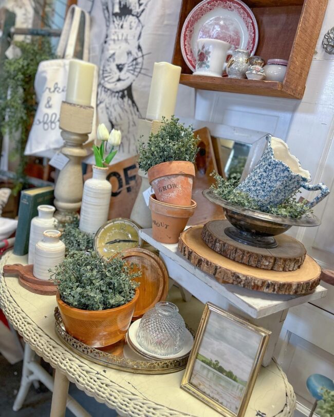 Timeless Antique Table Arrangement Ideas