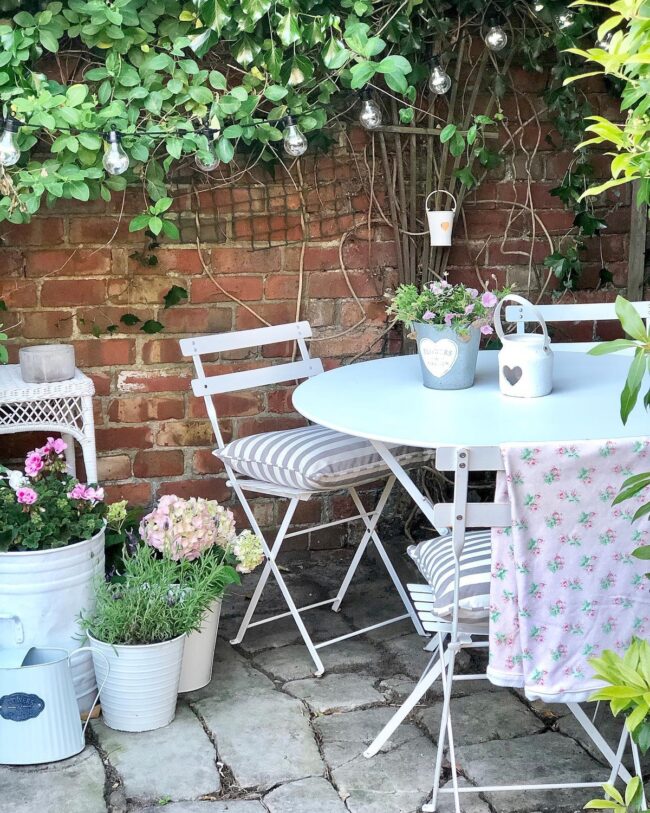 Charming Outdoor Dining Arrangement