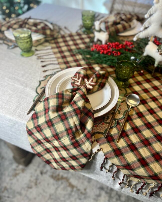 Plaid Accents for a Cozy Christmas Vibe
