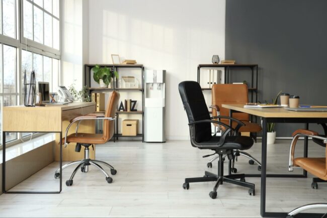 What Features Make Desk Chairs Comfortable and Stylish?