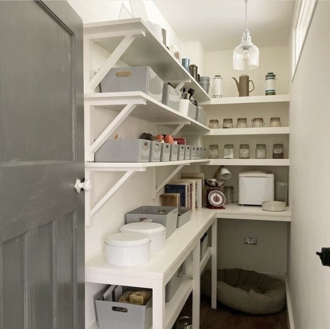 Innovative Corner Pantry for Space Maximization